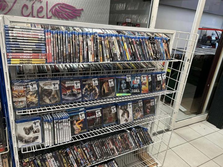 Pose de présentoirs de films Québec